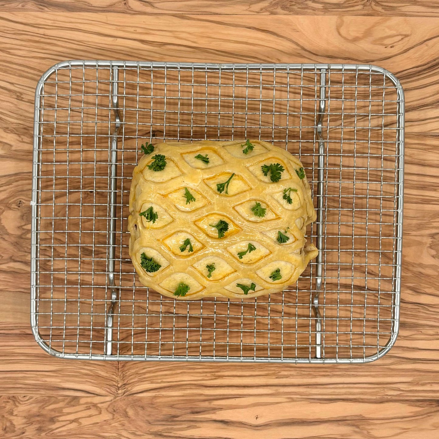 Biff Wellington – klassisk brittisk rätt och Gordon Ramsays signaturrätt, färdig för ugnen, serverad med rödvinsås och grönsallad.