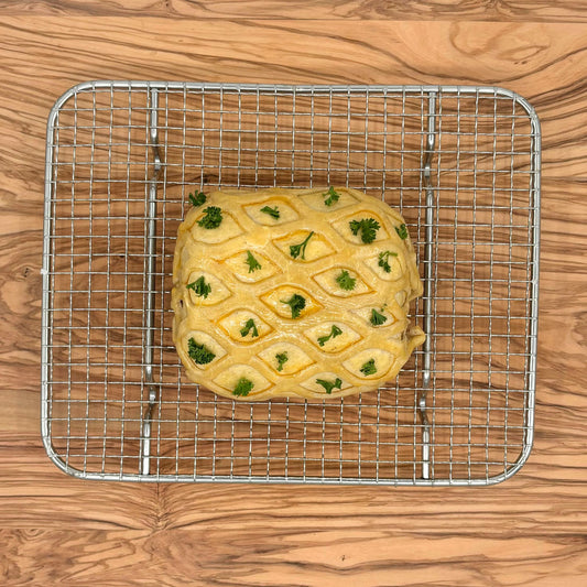 Biff Wellington – klassisk brittisk rätt och Gordon Ramsays signaturrätt, färdig för ugnen, serverad med rödvinsås och grönsallad.