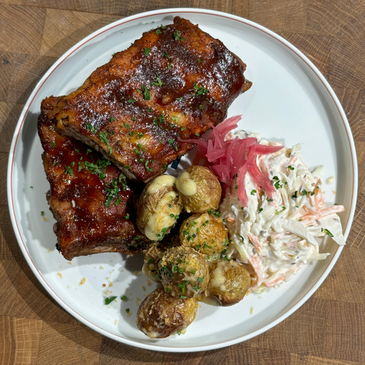 Recept på BBQ-kamben med rostad potatis och coleslaw